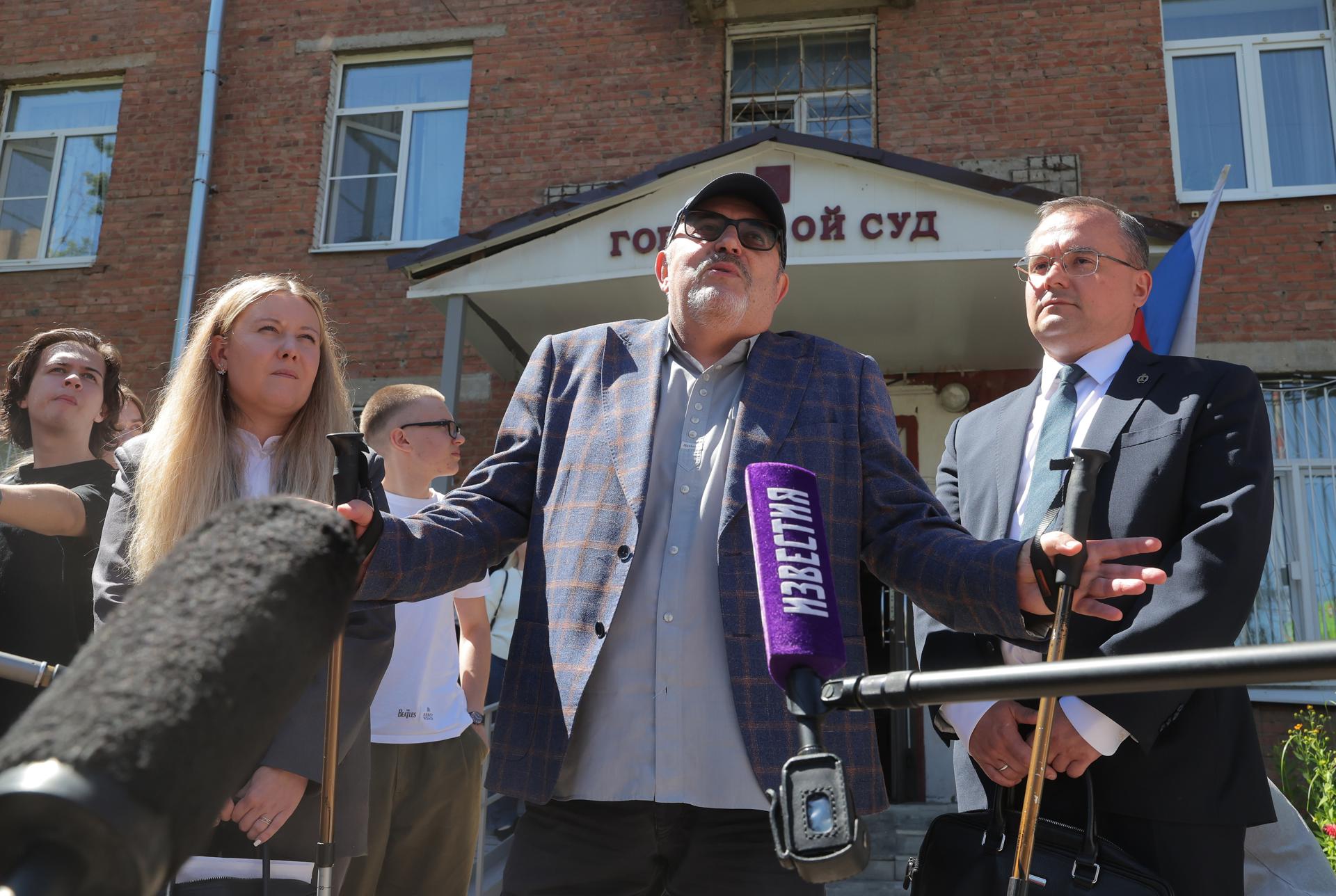 Opositor a Putin deixa a Rússia após ser impedido de participar de eleição