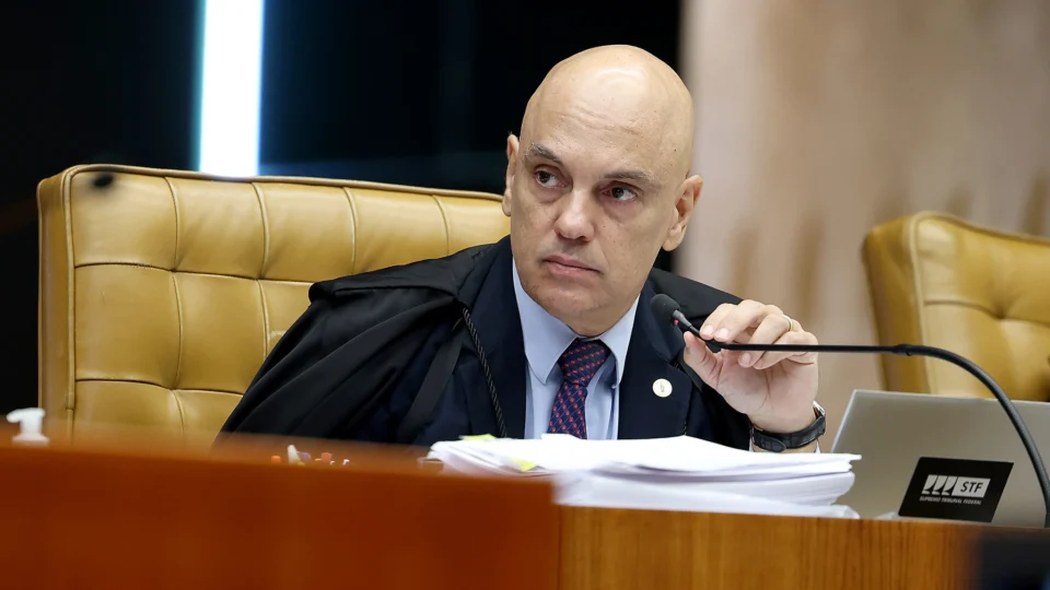 Magistrado teceu elogios em cinco trechos da sentença, mas alegou que não há teor ofensivo.