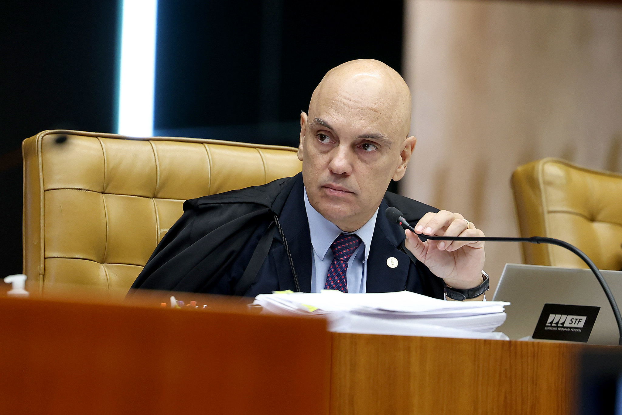 Justiça rejeita ação da família Moraes contra Alessandro Vieira por fala sobre PCC