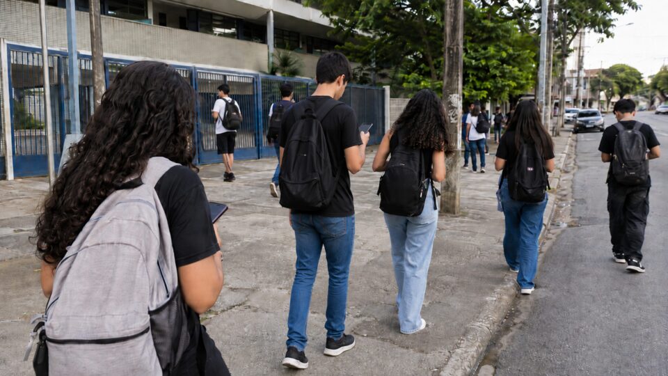 Uso precoce de redes sociais piora desempenho escolar, sugere estudo