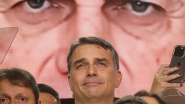 Flávio Bolsonaro na convenção do PL
