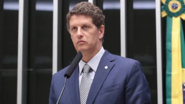 Deputado federal culpou cartório por não detalhar certidão e aproveitou para tecer críticas a André do Prado.