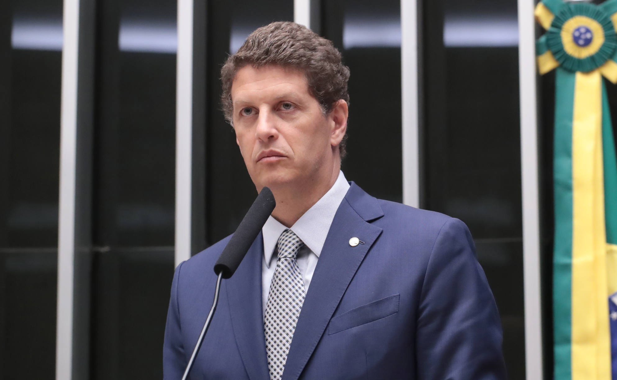 Deputado federal culpou cartório por não detalhar certidão e aproveitou para tecer críticas a André do Prado.