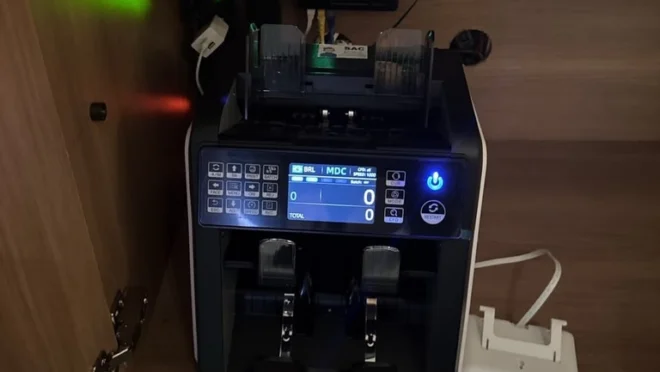 Máquina de contar cédulas de dinheiro apreendida durante a operação.