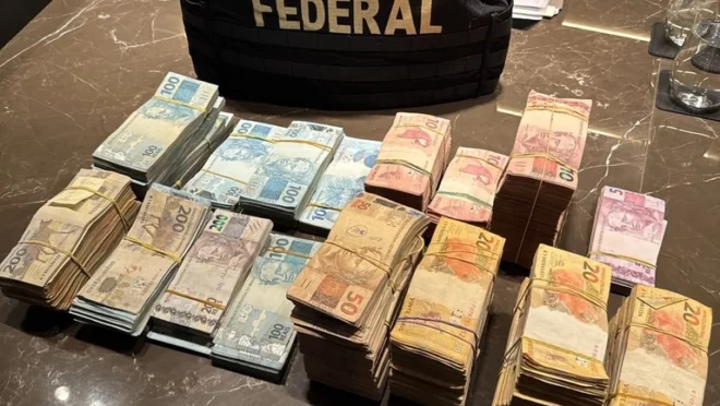 Dinheiro apreendido durante a operação.