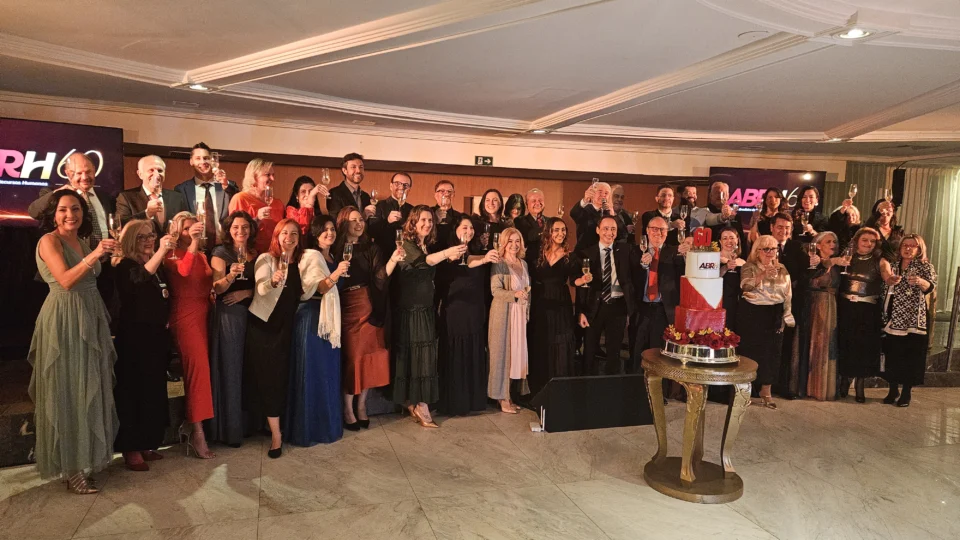 Lideranças de Recursos Humanos e empresários participam da celebração dos 60 anos da ABRH-PR, em Curitiba.