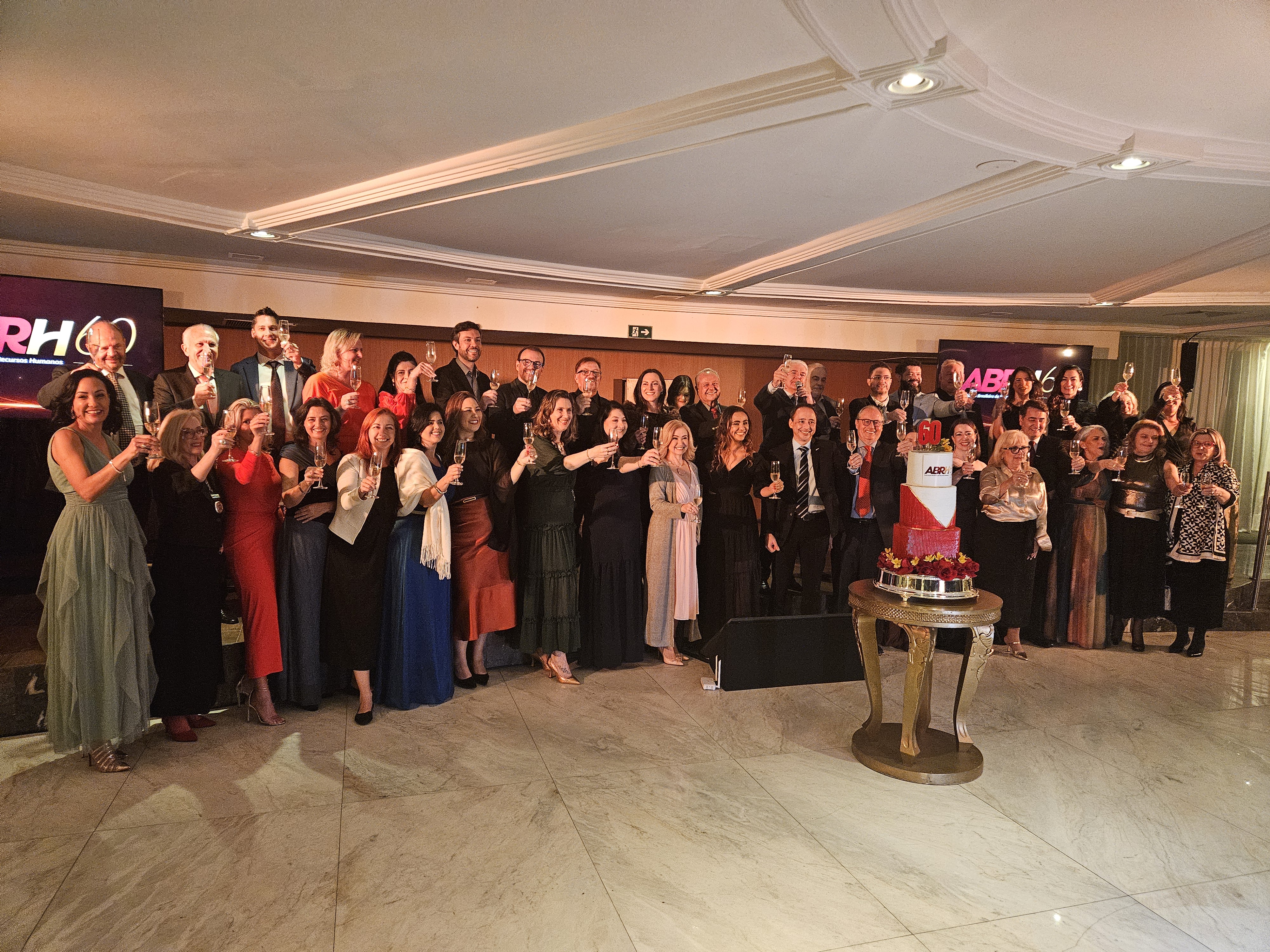 Lideranças de Recursos Humanos e empresários participam da celebração dos 60 anos da ABRH-PR, em Curitiba.