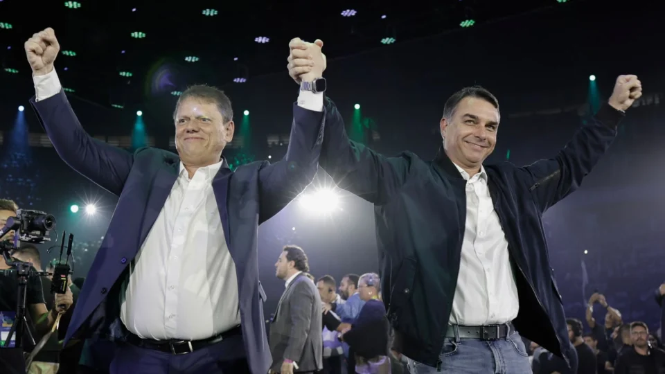 Flávio Bolsonaro participou da convenção da Federação União Progressista em São Paulo ao lado de Tarcísio de Freitas em julho.