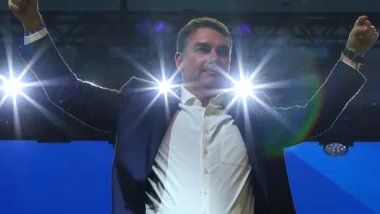 Flávio Bolsonaro promete governo próprio e redução de ministérios.