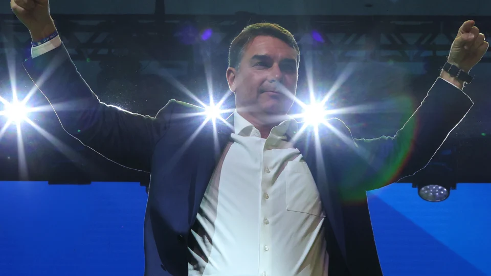 Flávio Bolsonaro promete governo próprio e redução de ministérios.