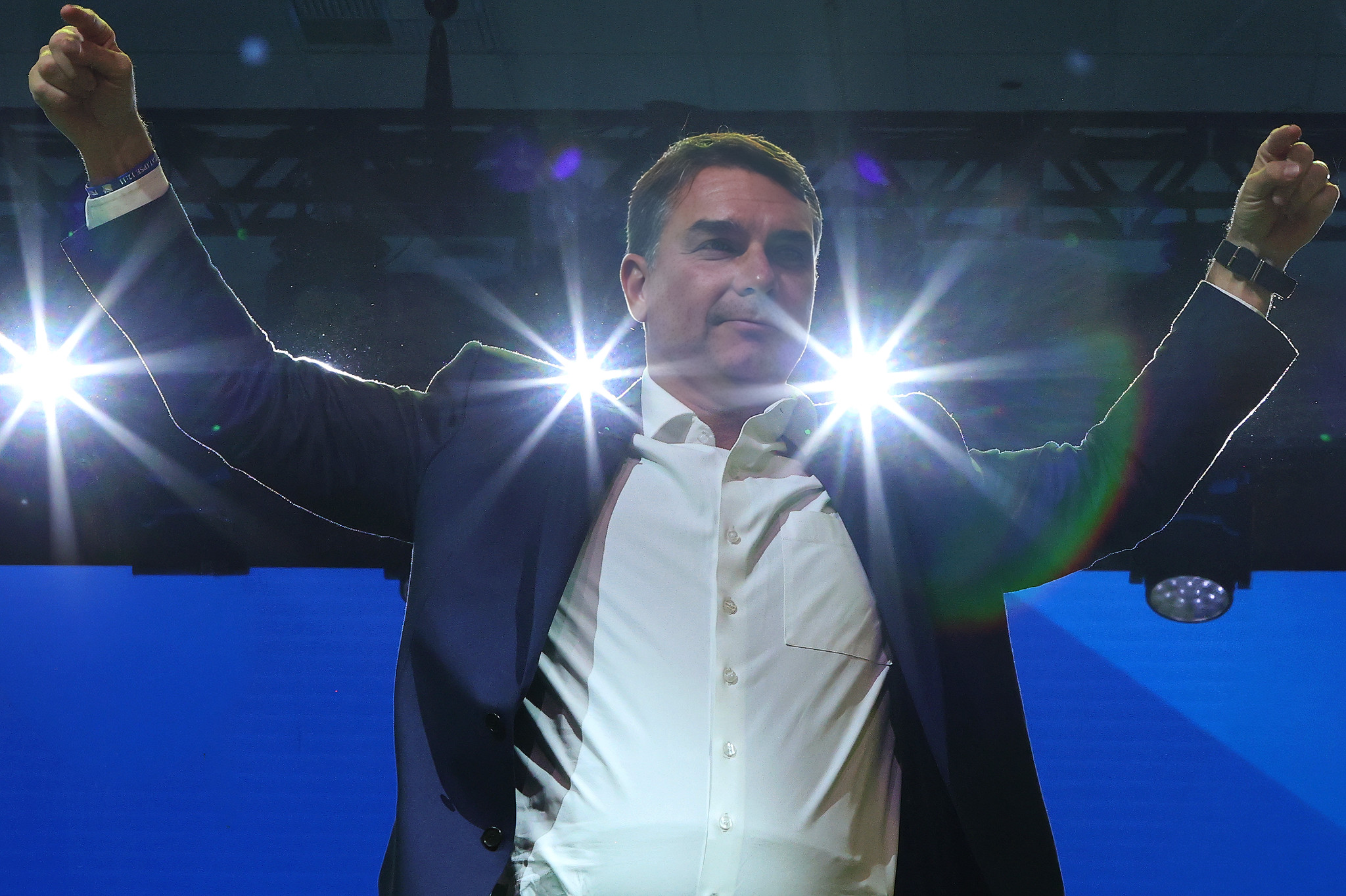 Em sabatina, Flávio Bolsonaro diz que vai governar com autonomia e reduzir ministérios