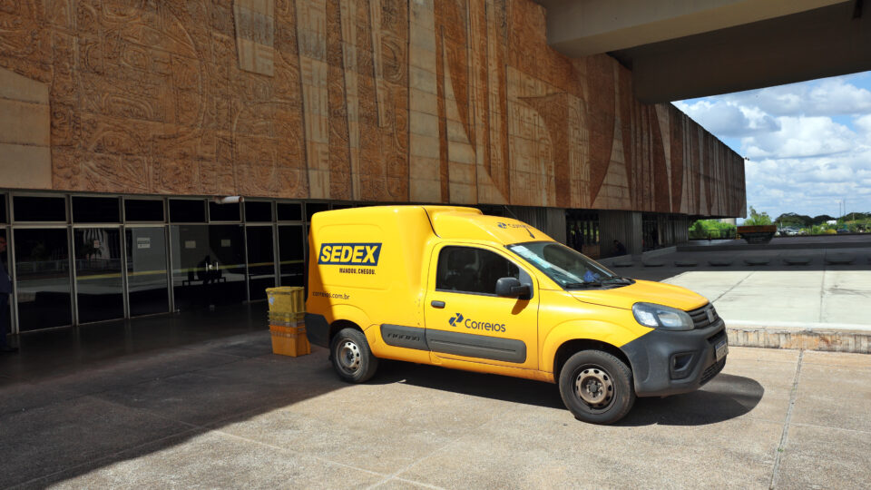 PF prende três funcionários dos Correios por suspeita de fraude em seguros de encomendas