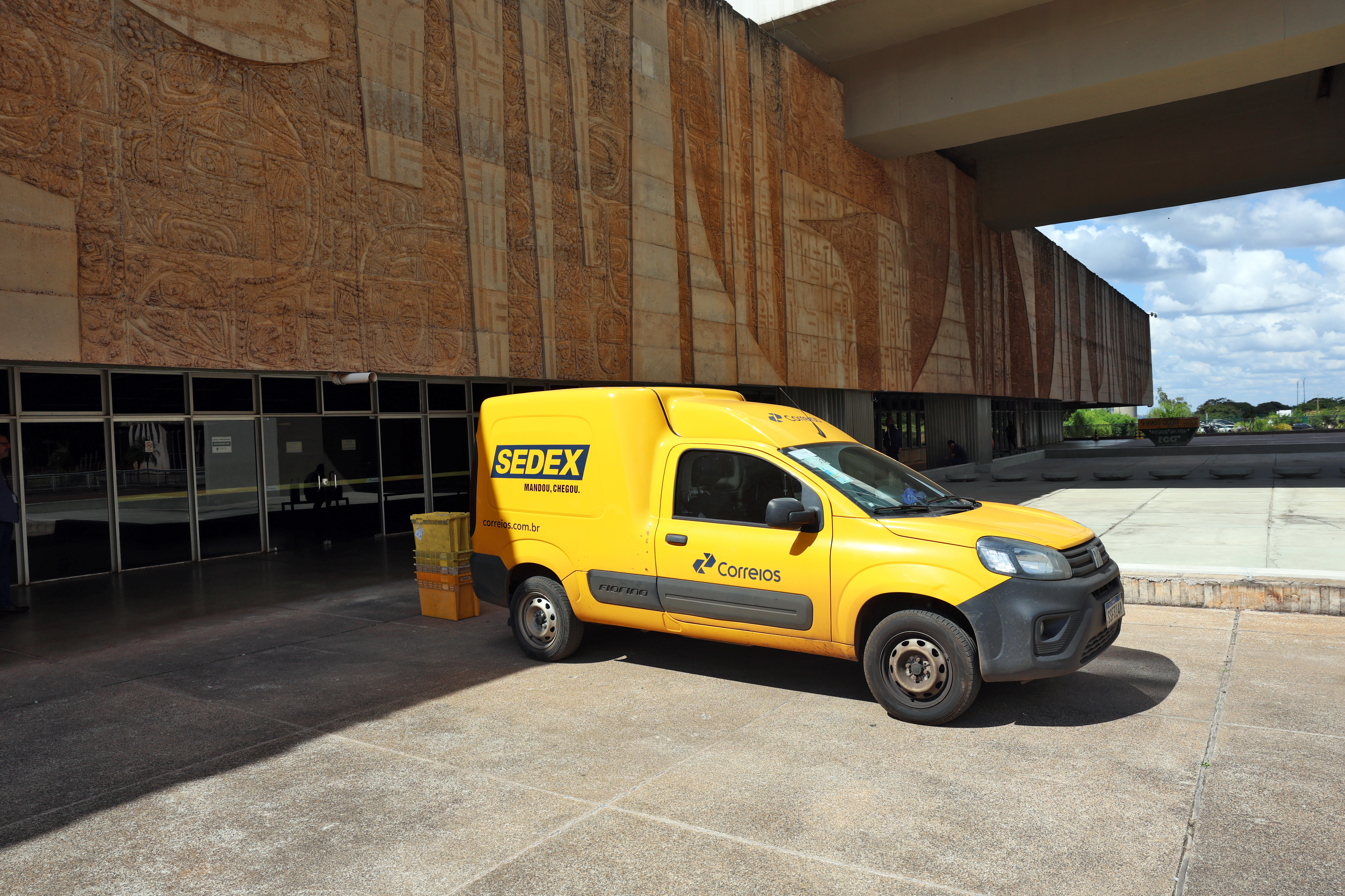 PF prende três funcionários dos Correios por fraude em seguros de encomendas