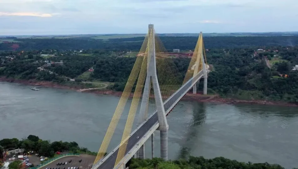 Novas regras liberam mais veículos na Ponte da Integração entre Paraná e Paraguai.