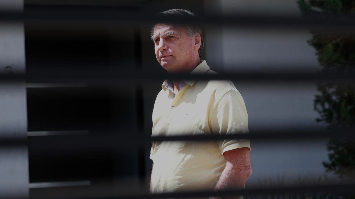 Moraes manda PGR opinar sobre pedido de Bolsonaro para receber visitas de Flávio