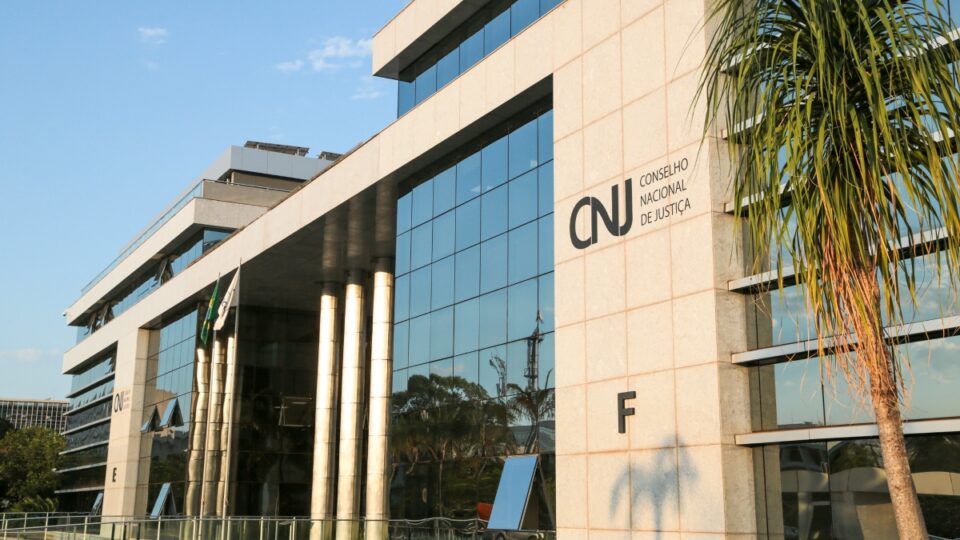 CNJ aprova demissão de juízes e elimina aposentadoria compulsória