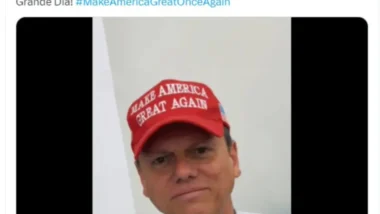 Tarcísio de Freitas com boné do Maga no dia da posse de Donald Trump.