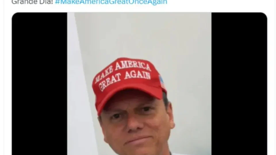 Tarcísio de Freitas com boné do Maga no dia da posse de Donald Trump.