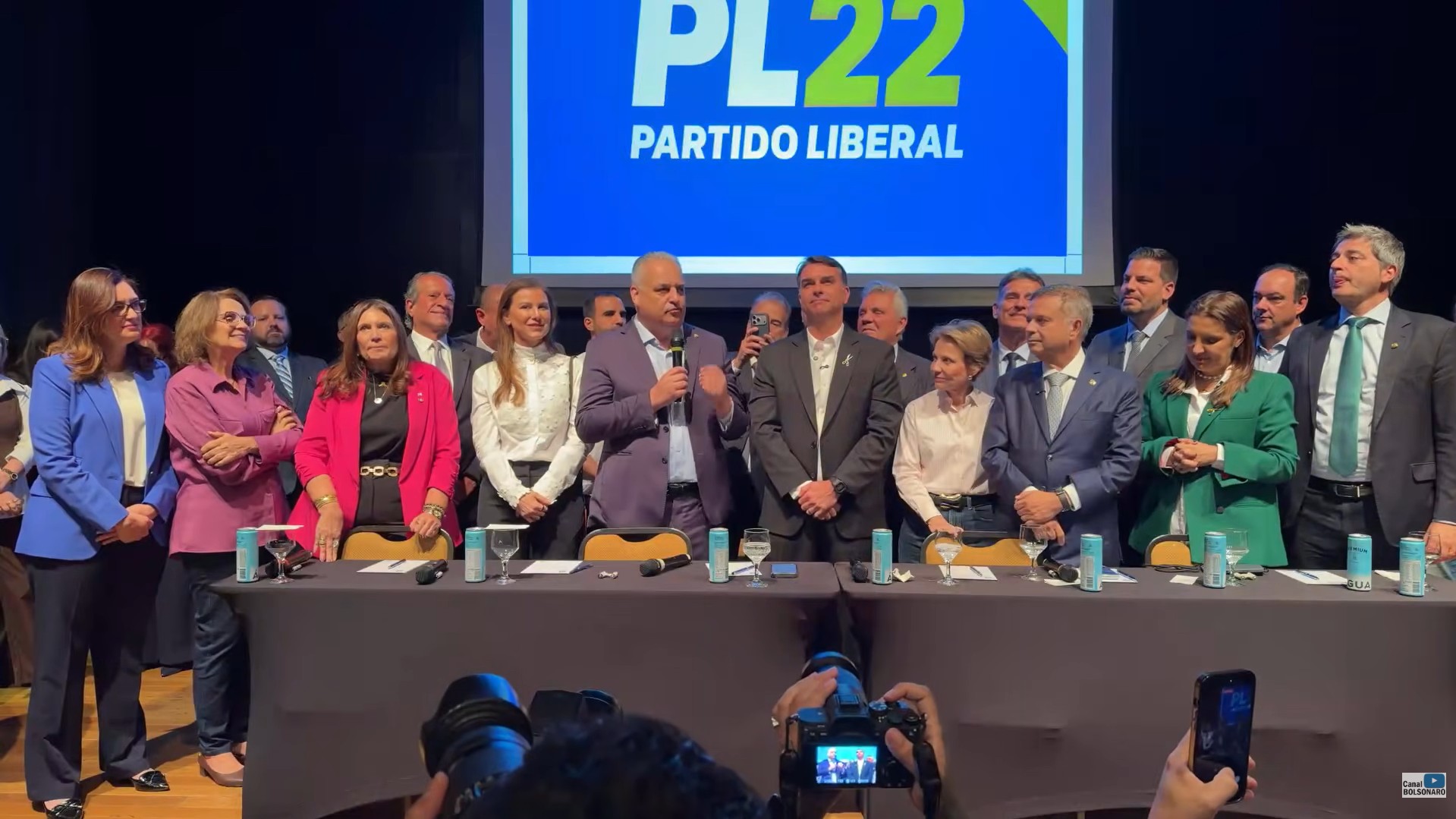 Flávio Bolsonaro escolhe Alfredo Gaspar como vice