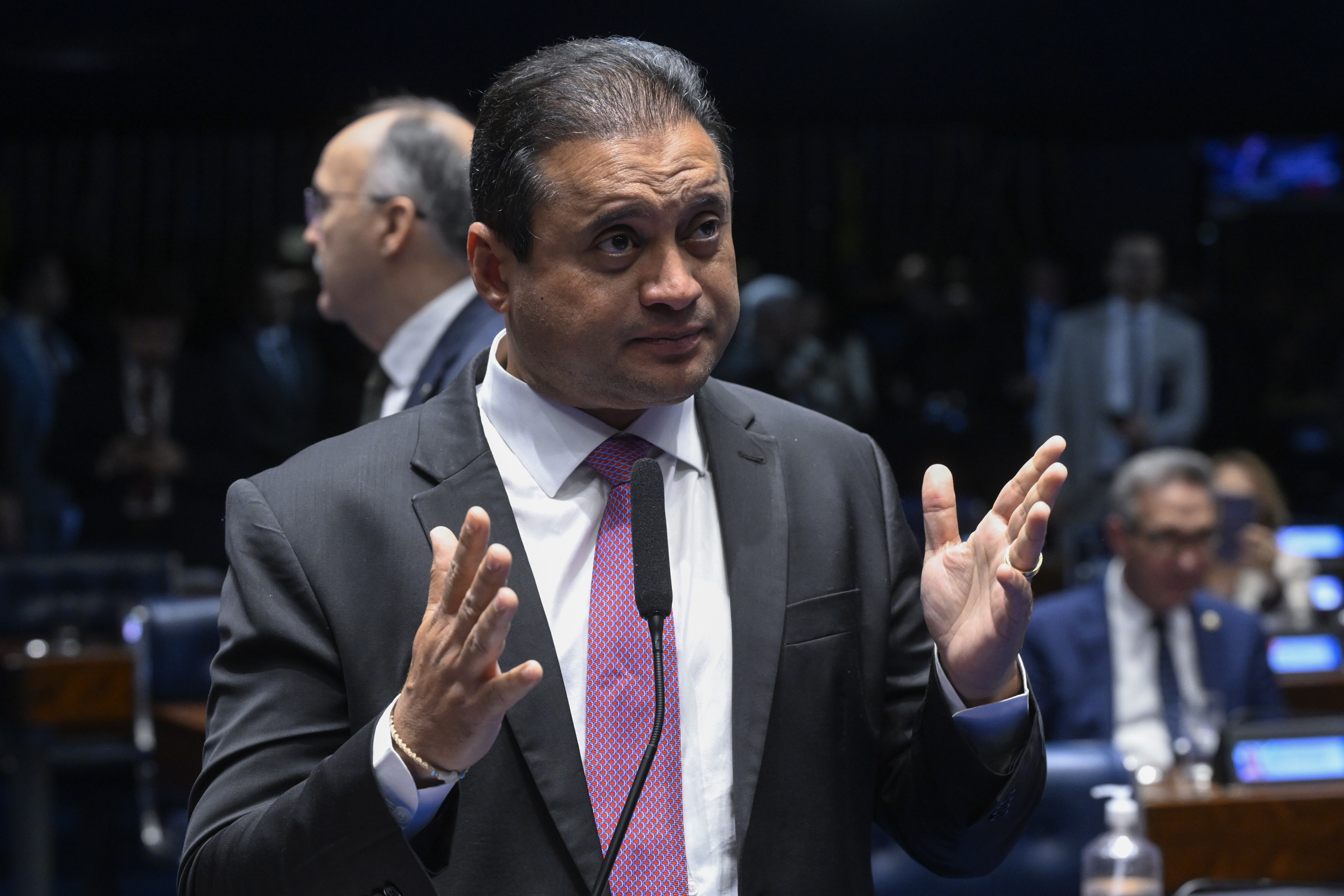 Vice-líder de Lula, senador Weverton Rocha (PDT-MA), estaria ligado a esquema que transportava dinheiro vivo em voos particulares