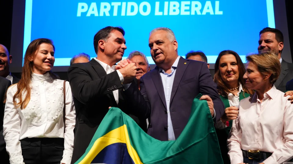 Flávio Bolsonaro anunciou que Alfredo Gaspar será vice na chapa que disputará a Presidência pelo PL.