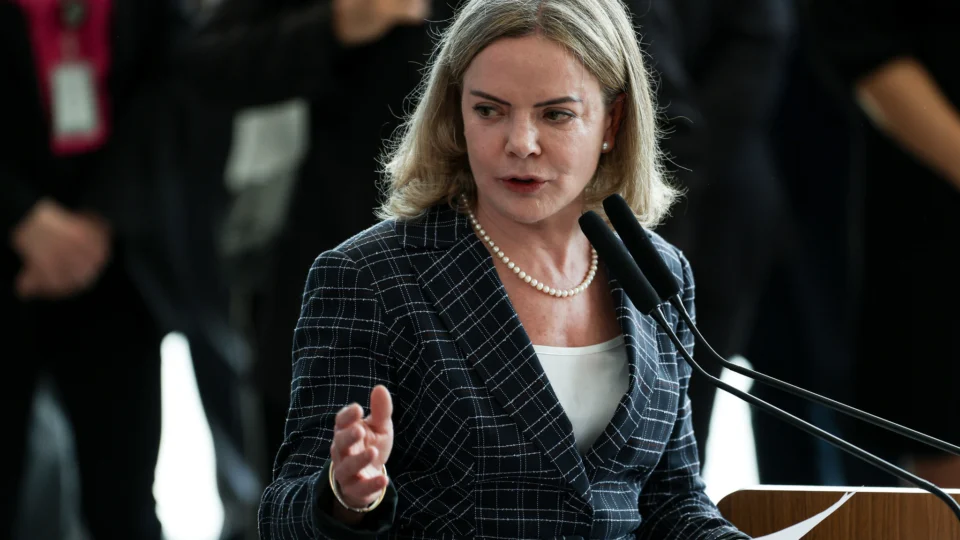 Deputada federal Gleisi Hoffmann (PT-PR) quer proibir exportação de animais vivos destinados ao abate ou à engorda para abate. FPA considera iniciativa "irresponsável"