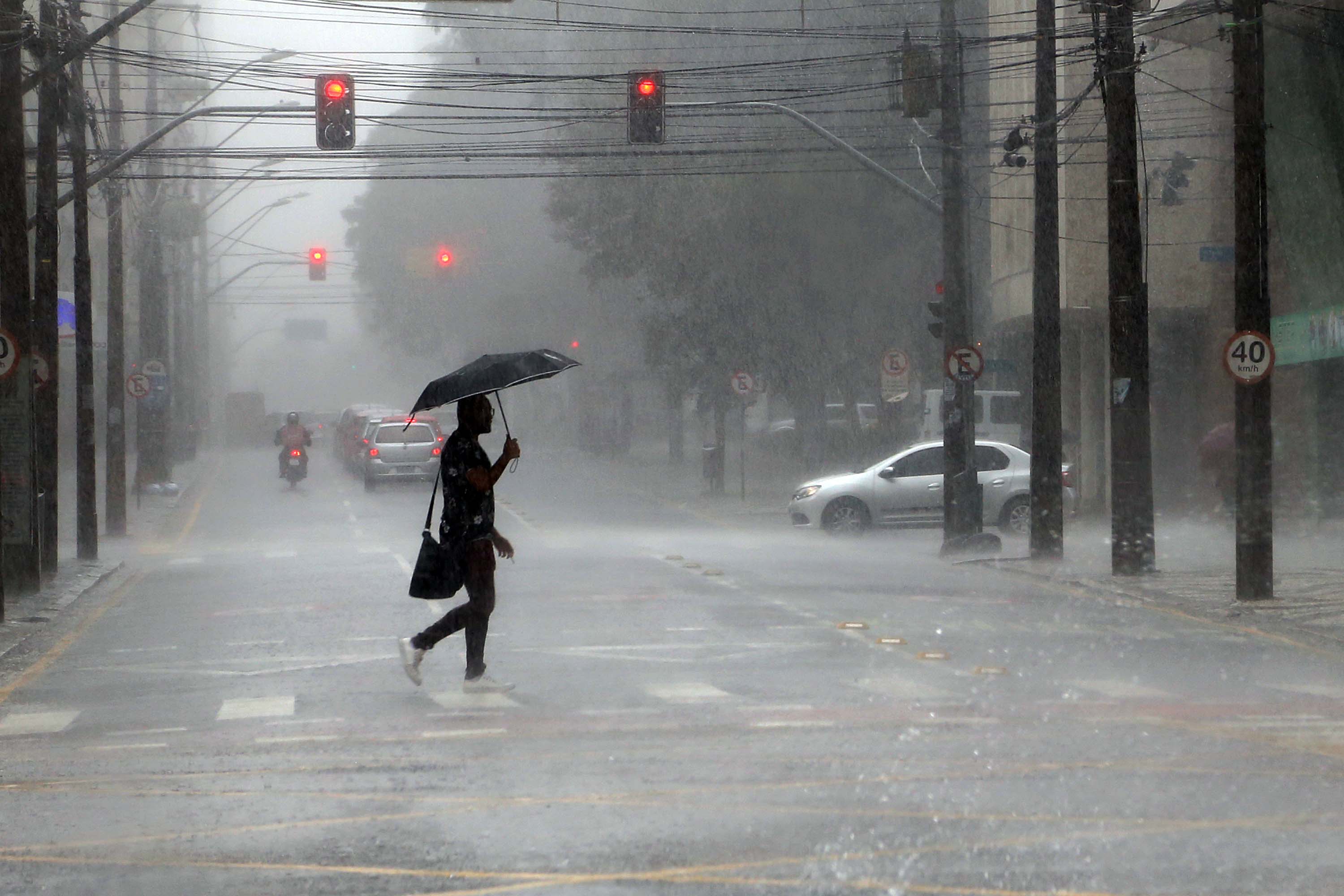 Frente fria associada a um ciclone-bomba intensifica temporais em 81 cidades do Paraná.