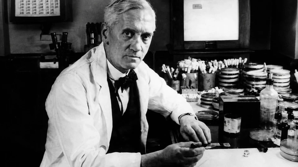 Alexander Fleming nasceu em 6 de agosto de 1881 e entrou para a história ao descobrir a penicilina, marco que revolucionou o tratamento de infecções bacterianas.