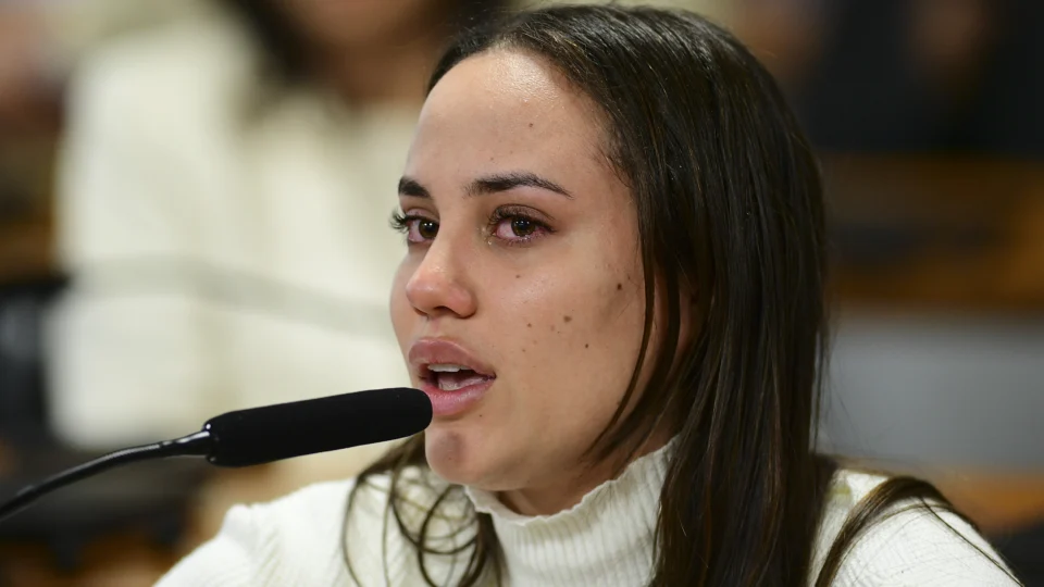 Luíza Cunha alegou necessidade emocional e se comprometeu a cumprir regras impostas por Moraes.