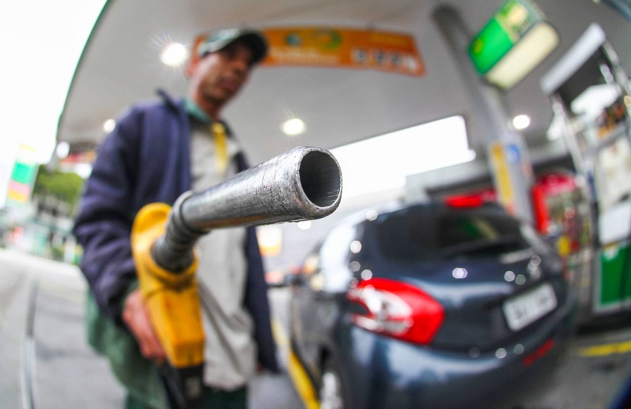 Por que a oposição quer travar o projeto que reduz o preço da gasolina?