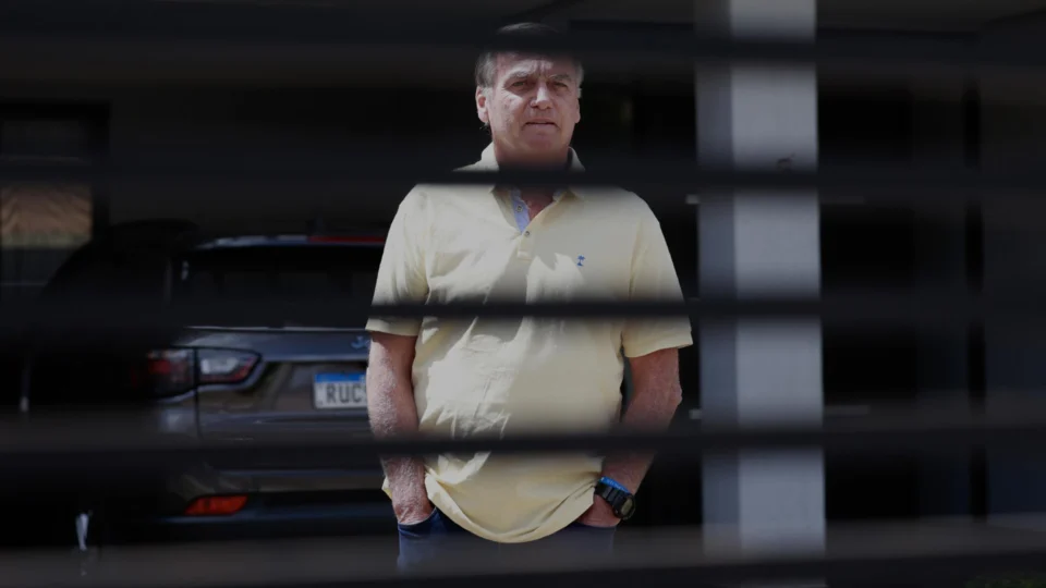 Bolsonaro pede autorização a Moraes para receber os filhos no Dia dos Pais