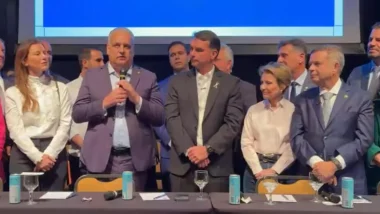 Flávio exibiu a tesoura durante o anúncio do deputado federal Alfredo Gaspar (PL-AL) como candidato a vice-presidente.