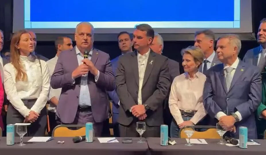 Flávio exibiu a tesoura durante o anúncio do deputado federal Alfredo Gaspar (PL-AL) como candidato a vice-presidente.