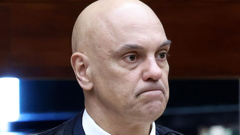 Moraes barra filhos de Bolsonaro no Dia dos Pais enquanto 1,5 mil presos saem