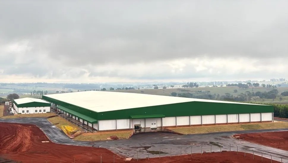 Megaincubatório da Pluma Agroavícola começa a funcionar em agosto em São Jorge do Patrocínio e vai incubar 16 milhões de ovos férteis por mês.