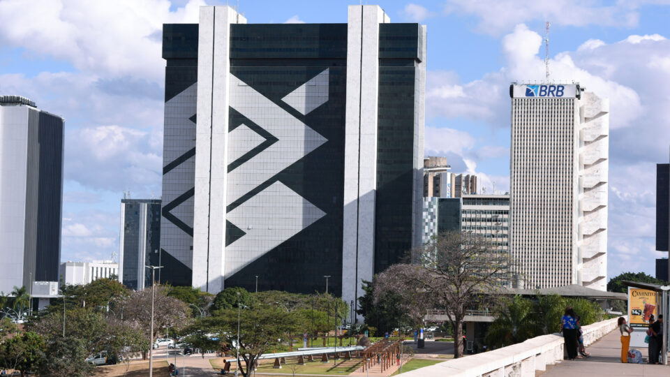 GDF perde a paciência com bancos e quer empréstimo direto do FGC; Fux marca conciliação