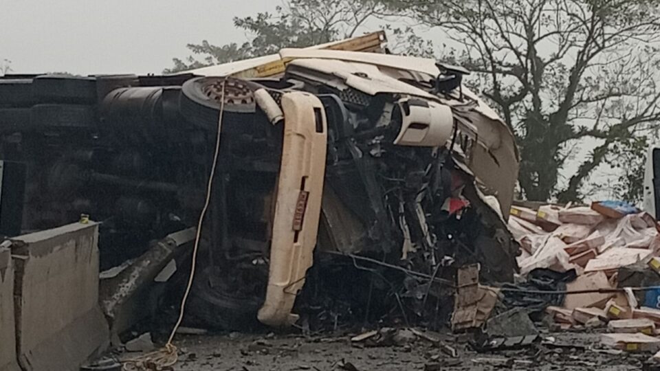 Morreu na contramão atrapalhando o tráfego