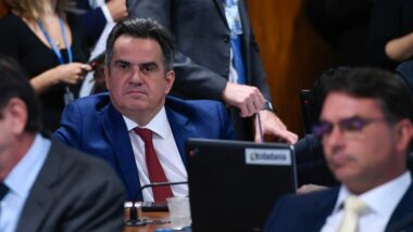 Partidos do Centrão evitam a disputa pela Presidência e miram bilhões em cadeiras no Congresso nas eleições de 2026.