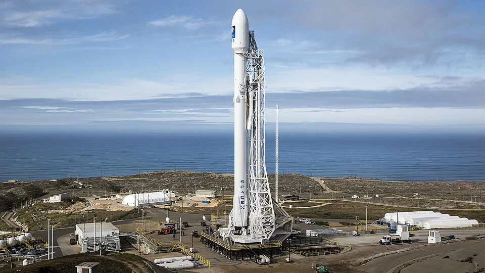 Falcon 9 da SpaceX fotografado na plataforma de lançamento da Base da Força Aérea de Vandenberg, na Califórnia, em 16 de janeiro de 2016, um dia antes da missão Jason-3. Anos depois, o estágio superior de outro foguete do mesmo modelo colidiria com a Lua, dando origem a uma rara oportunidade de estudo para a ciência.