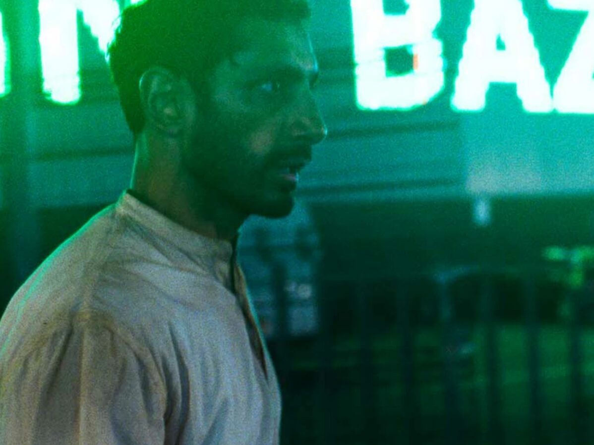 Novo Hamlet com Riz Ahmed estreia no Brasil e conquista a crítica especializada