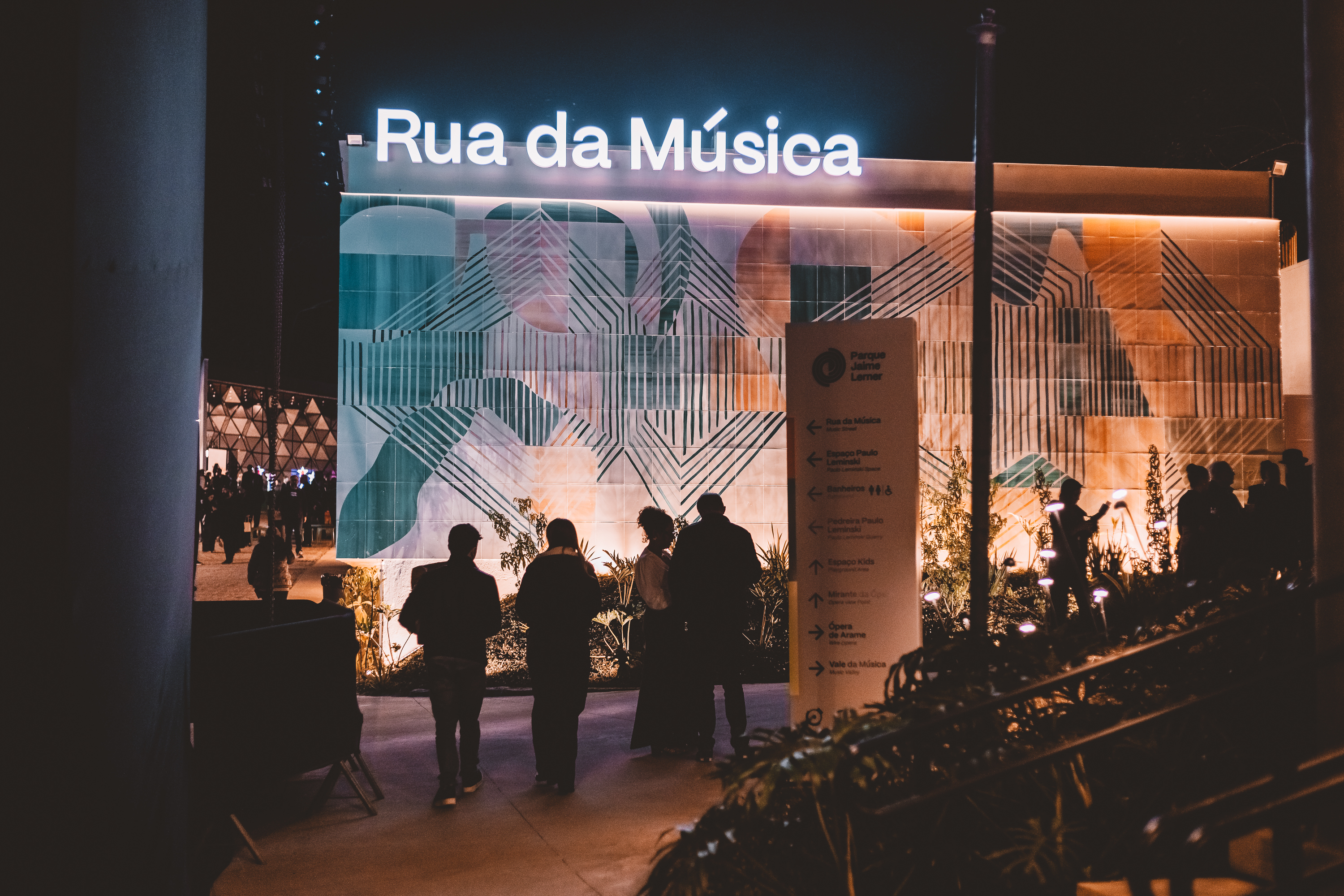 Visitantes circulam pela Rua da Música, espaço que conecta a Ópera de Arame e a Pedreira Paulo Leminski, em Curitiba.