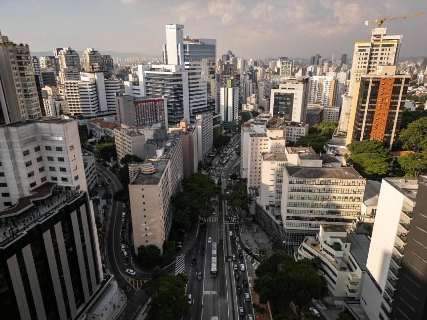 Edifícios em área urbana durante período de calor intenso evidenciam a importância de soluções para eficiência térmica nas construções.