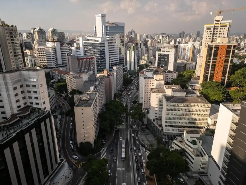 Edifícios em área urbana durante período de calor intenso evidenciam a importância de soluções para eficiência térmica nas construções.