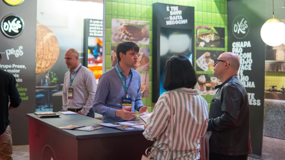 Visitantes conhecem oportunidades de investimento durante feira voltada ao mercado de franquias.