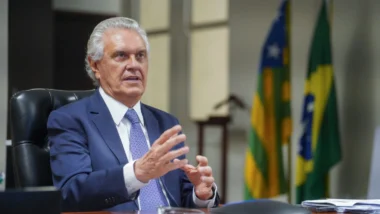 Caiado dispara contra vice de Flávio e fala em “hipocrisia” e contradições.