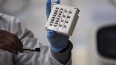 Especialista em um laboratório de medicina genômica: avanço da ciência
