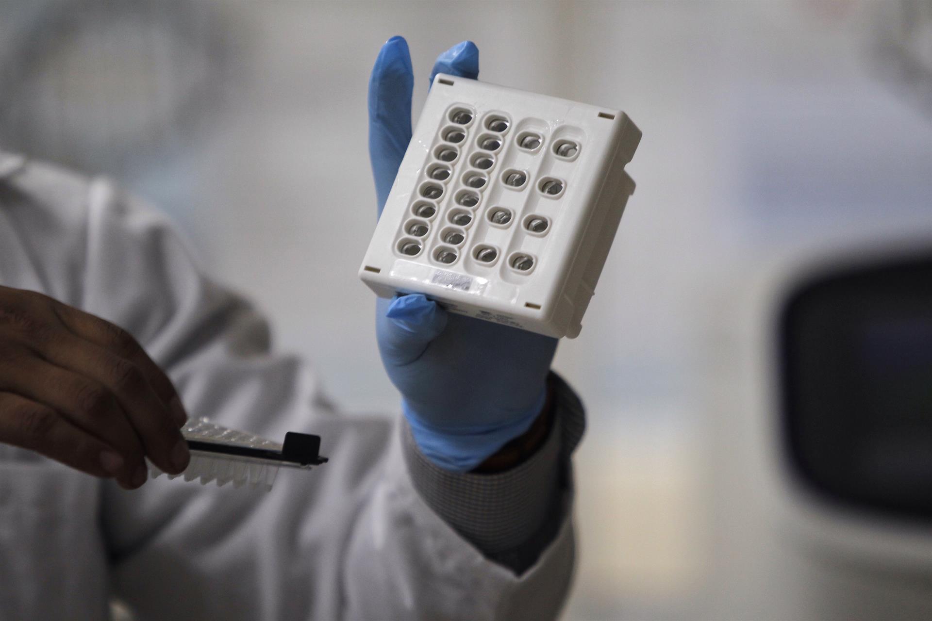 Especialista em um laboratório de medicina genômica: avanço da ciência
