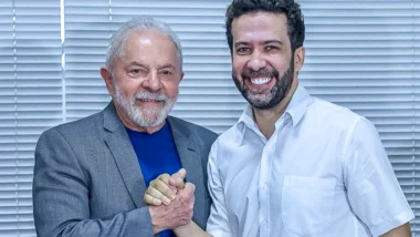 Janones volta à campanha de Lula e promete atuação intensa na disputa presidencial.