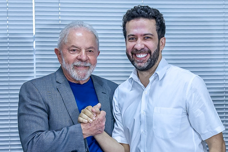 Janones volta à campanha de Lula e promete atuação sem “medo, pudor e remorso”