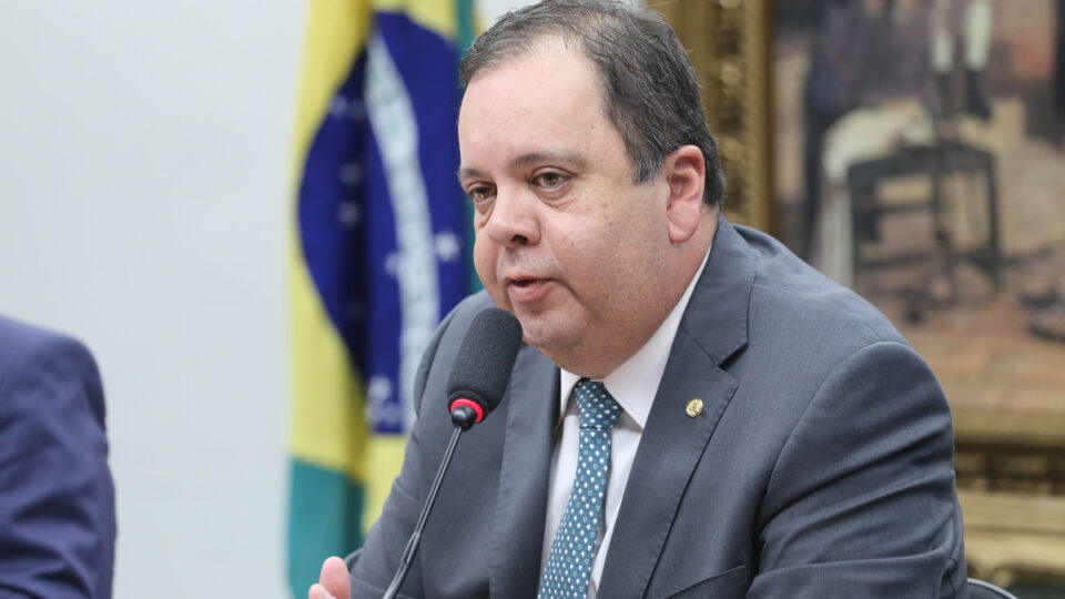 Deputado se diz “preto” em registro de candidatura e alega erro de digitação